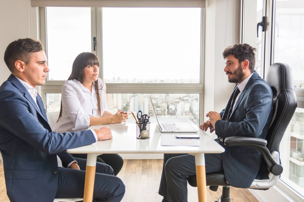 closer de vendas visitando cliente em seu escritório