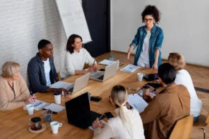 Departamento de marketing em reunião com consultoria de branding