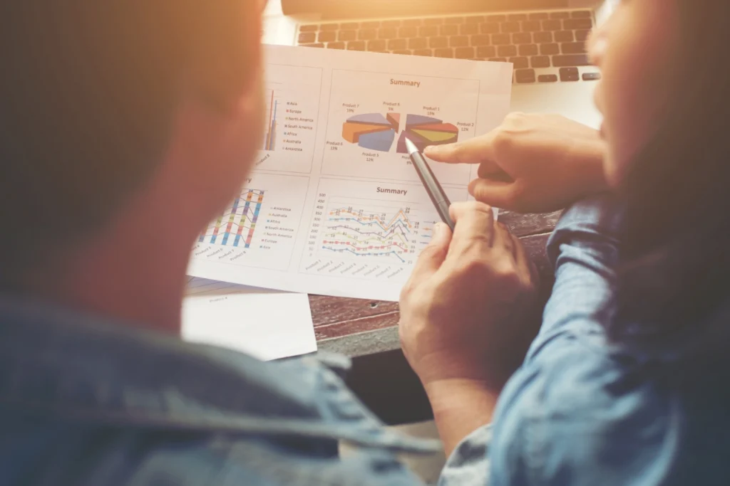 Dois vendedores analisando indicadores de performance de vendas