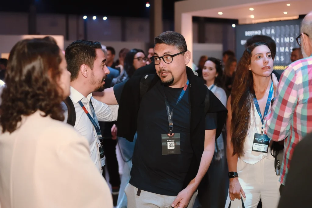 empresários aplicando técnicas de networking para eventos