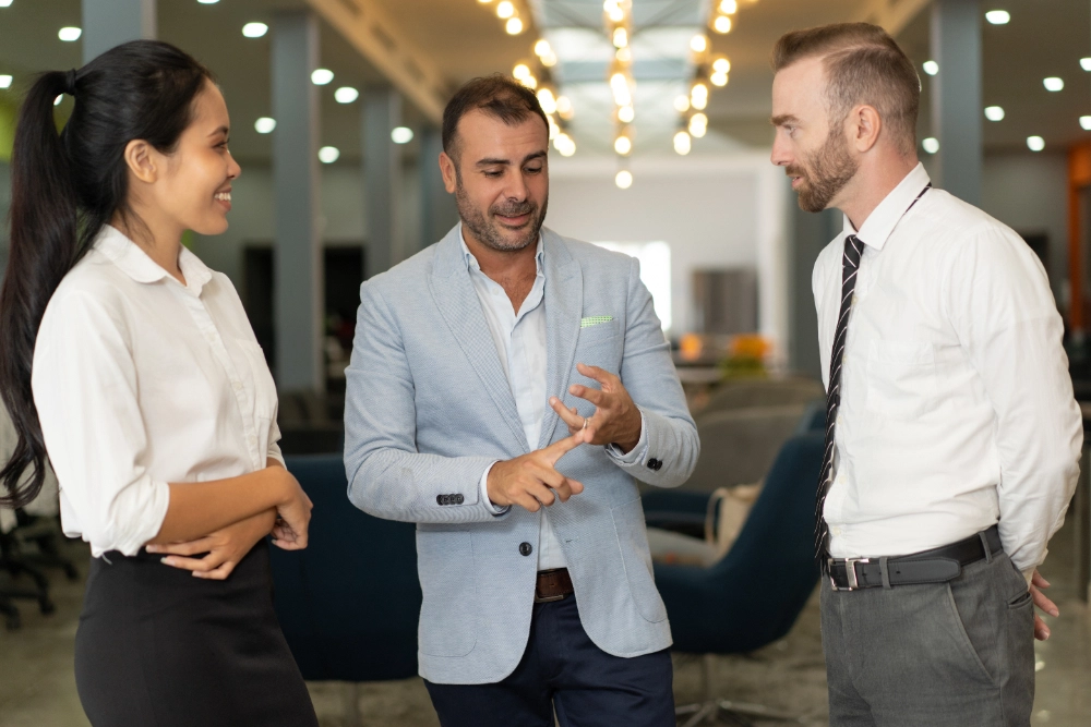 reunião entre vendedores b2b e empresário