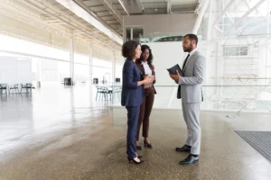 Profissionais de prospecção b2b em reunião com cliente