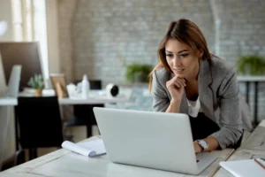empresária analisando os desafios da prospecção b2b