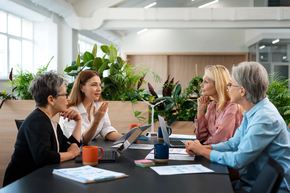 Reunião de equipe para alinhar estratégias de marketing de indicação no escritório.