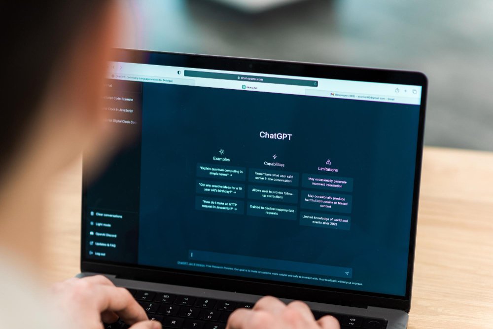 Bate-papo de inteligência artificial aberto em laptop — consultoria de IA da Burian