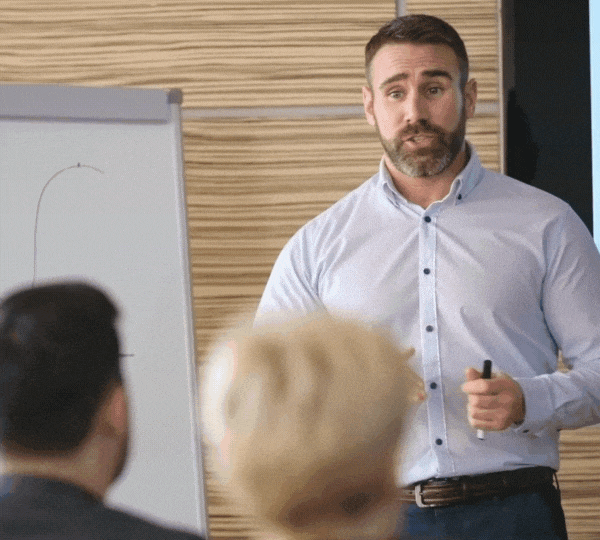 Executivo da Burian dando um treinamento para clientes do SalesPartner